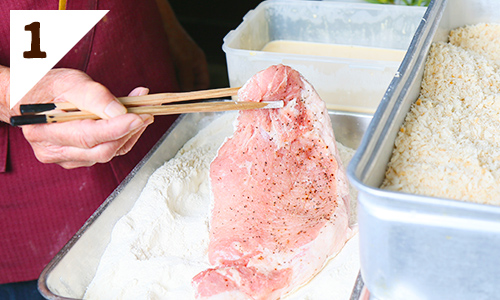 肉にたっぷりと小麦粉を